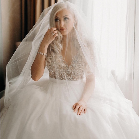 Hey loves! Welcome to my closet! - Picture 3 of 7